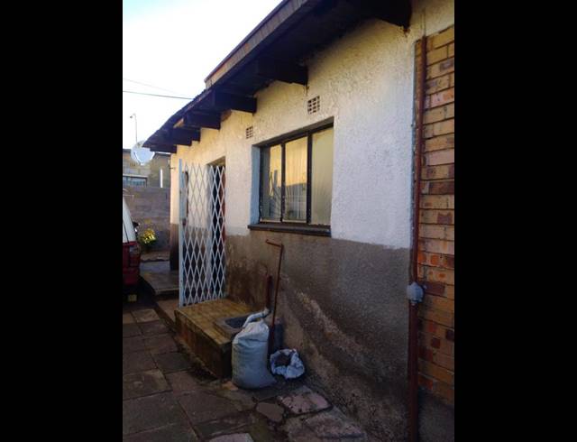 2 BEDROOM HOUSE FOR SALE IN DIEPKLOOF ZONE 4